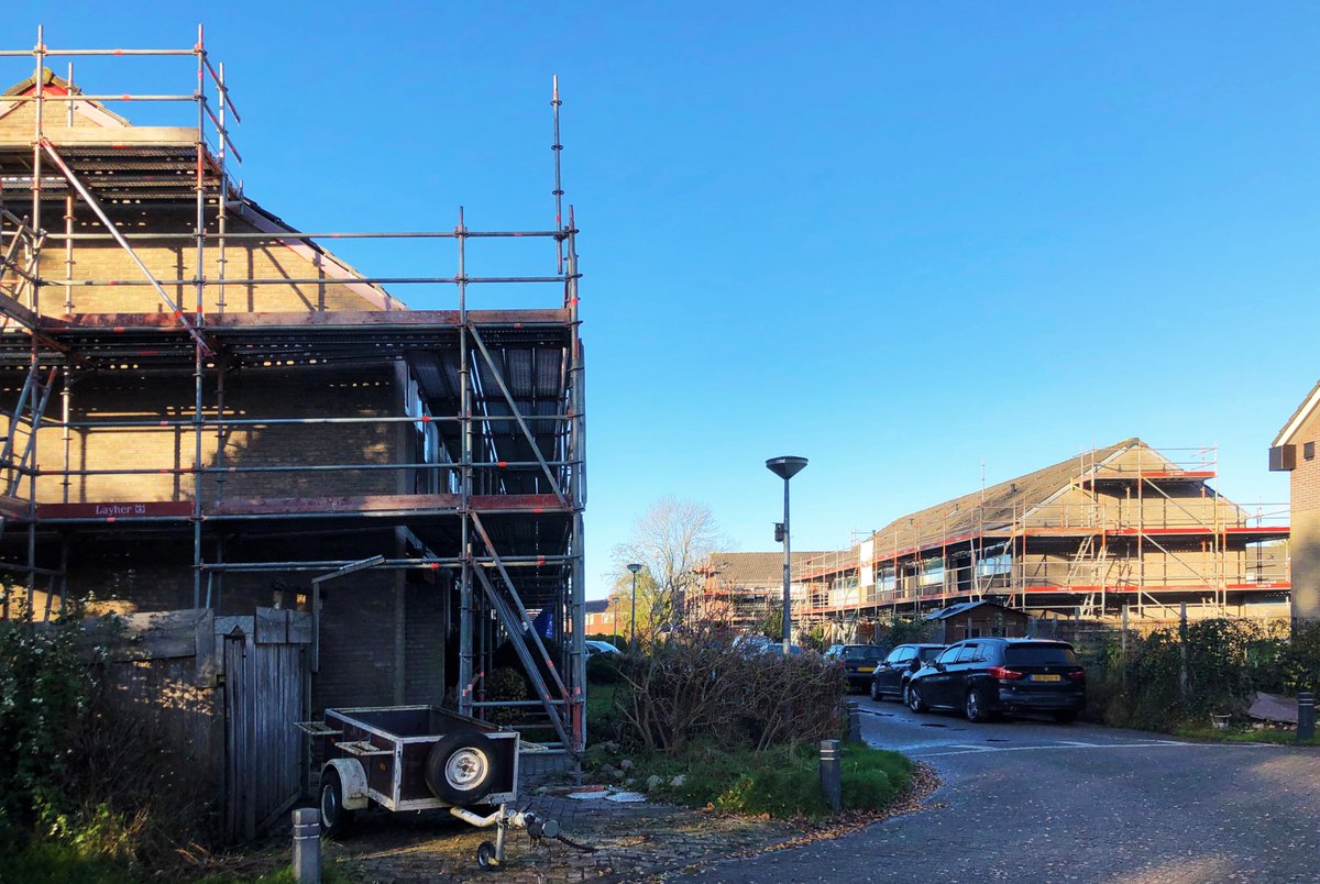 WoldWaard's tweet image. De #verduurzaming is in volle gang, van 92 woningen in 4 dorpen. Dat doen we samen met @VanWijnenGroep en @DijkstraDraisma. Alle woningen krijgen een A++ label.
De Wilgenstraat in Grootegast staat in de steigers. Hier werkt Dijkstra Draisma blok voor blok aan de woningen.
