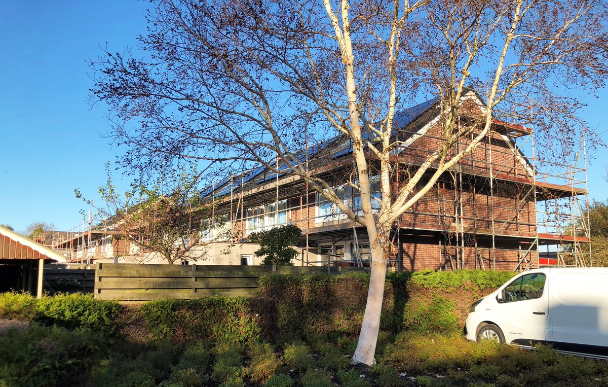 WoldWaard's tweet image. De #verduurzaming is in volle gang, van 92 woningen in 4 dorpen. Dat doen we samen met @VanWijnenGroep en @DijkstraDraisma. Alle woningen krijgen een A++ label.
De Wilgenstraat in Grootegast staat in de steigers. Hier werkt Dijkstra Draisma blok voor blok aan de woningen.