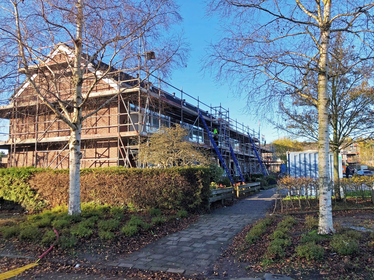 WoldWaard's tweet image. De #verduurzaming is in volle gang, van 92 woningen in 4 dorpen. Dat doen we samen met @VanWijnenGroep en @DijkstraDraisma. Alle woningen krijgen een A++ label.
De Wilgenstraat in Grootegast staat in de steigers. Hier werkt Dijkstra Draisma blok voor blok aan de woningen.