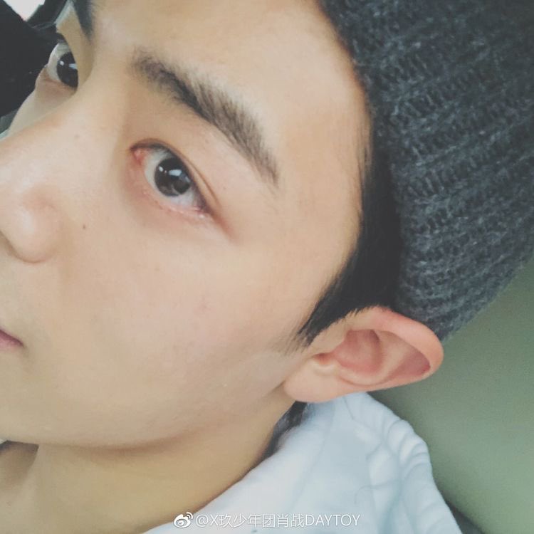 not a selfie but idc because gryffindor xiao zhan is EVERYTHING