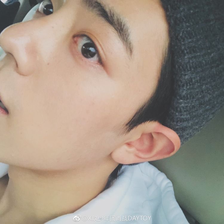 not a selfie but idc because gryffindor xiao zhan is EVERYTHING