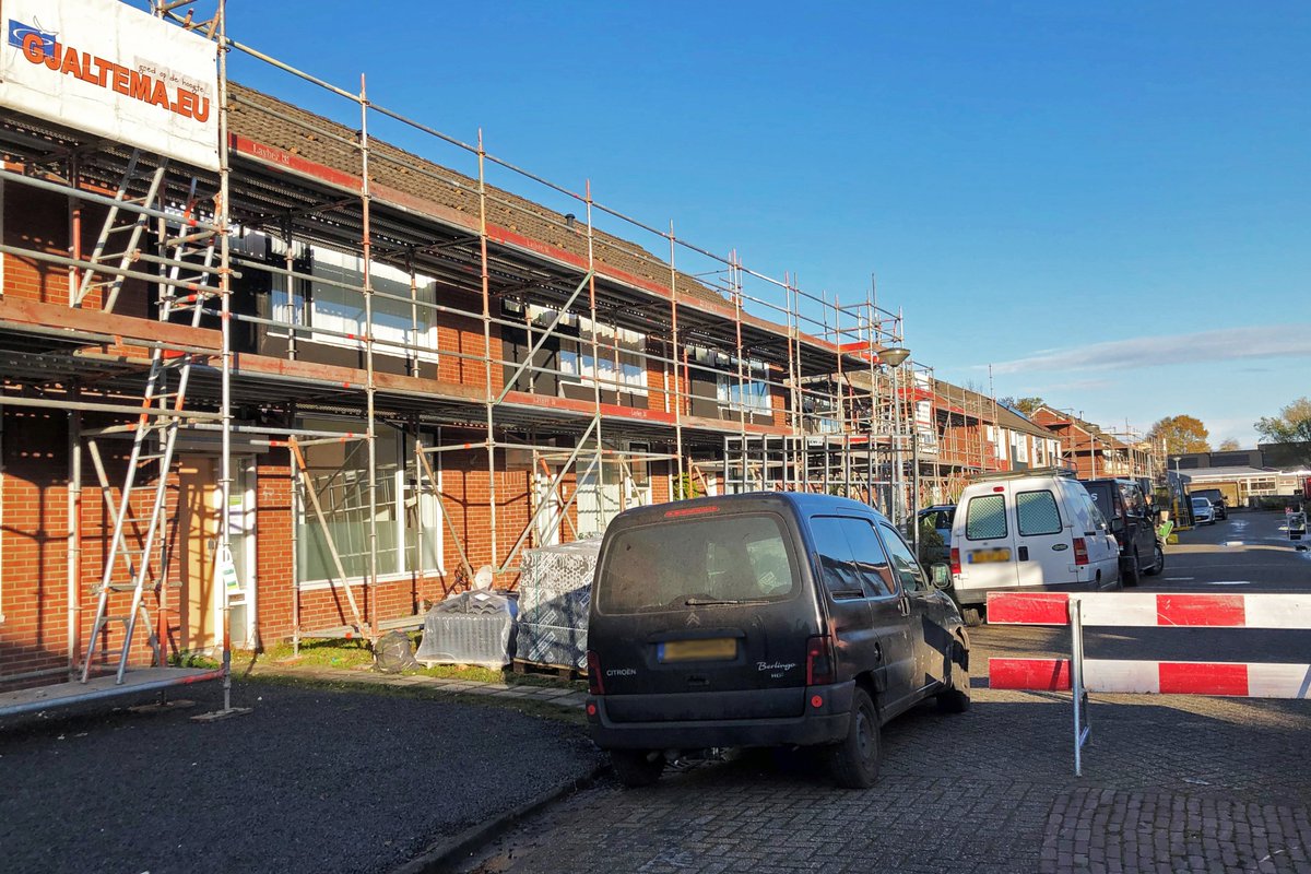 WoldWaard's tweet image. De #verduurzaming is in volle gang, van 92 woningen in 4 dorpen. Dat doen we samen met @VanWijnenGroep en @DijkstraDraisma. Alle woningen krijgen een A++ label.
De Wilgenstraat in Grootegast staat in de steigers. Hier werkt Dijkstra Draisma blok voor blok aan de woningen.