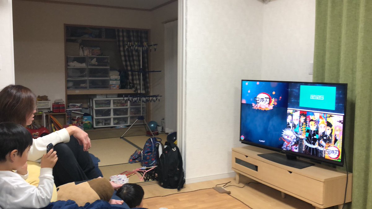 sa66you's tweet photo. 鬼滅の刃をみる真剣に見る母親と息子(笑) https://t.co/7P1bLpVklI