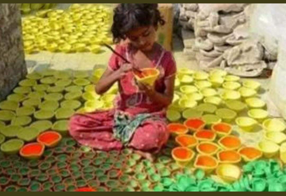 लक्ष्मी अगर भारत के किसी गरीब के हाथों में जायगी तो देश आगे बढ़ेगा वरना अपनी लक्ष्मी चीन को देकर लक्ष्मी पूजा का कोई अर्थ नहीं स्वदेशी अपनाये, देश बचाएं। कह दो अंधेरों से कहीं और घर बना ले मेरे मुल्क मे रोशनी का सैलाब आया है।.
#स्वदेशी_त्यौहार_पतंजलि_उपहार #महिलापतंजलिमुंबई