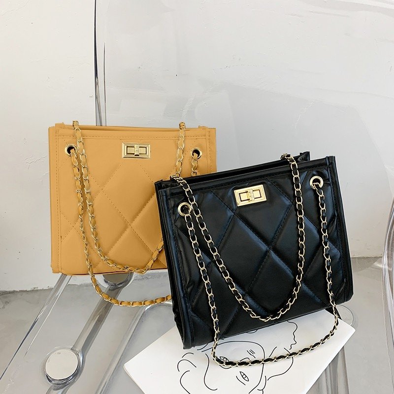 FRHCollection95's tweet photo. Cuba Bagi Hint kat pasangan anda ..
Mana tahu ada Surprise datang depan Pintu Rumah Korang😍

#smallbusiness #Unisel #shahalam #selangor #airselangor #picoms #uitm #handbag https://t.co/W2VyaJTls2