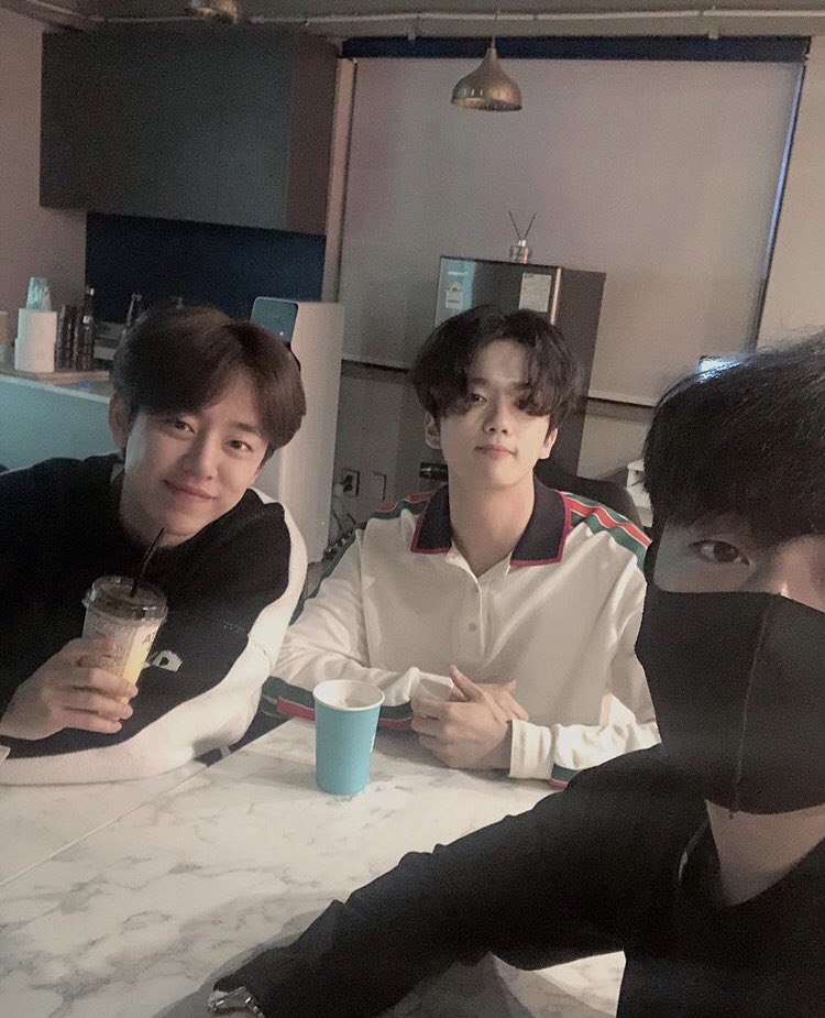 ricesarchive's tweet photo. ty_940606 update with yjaybaby and official_jdh

“ wow, it’s a celebrity!!!
it’s been so long time, brothers. i missed you guys so much~~~!!! “ https://t.co/PrrEtaY8Mg