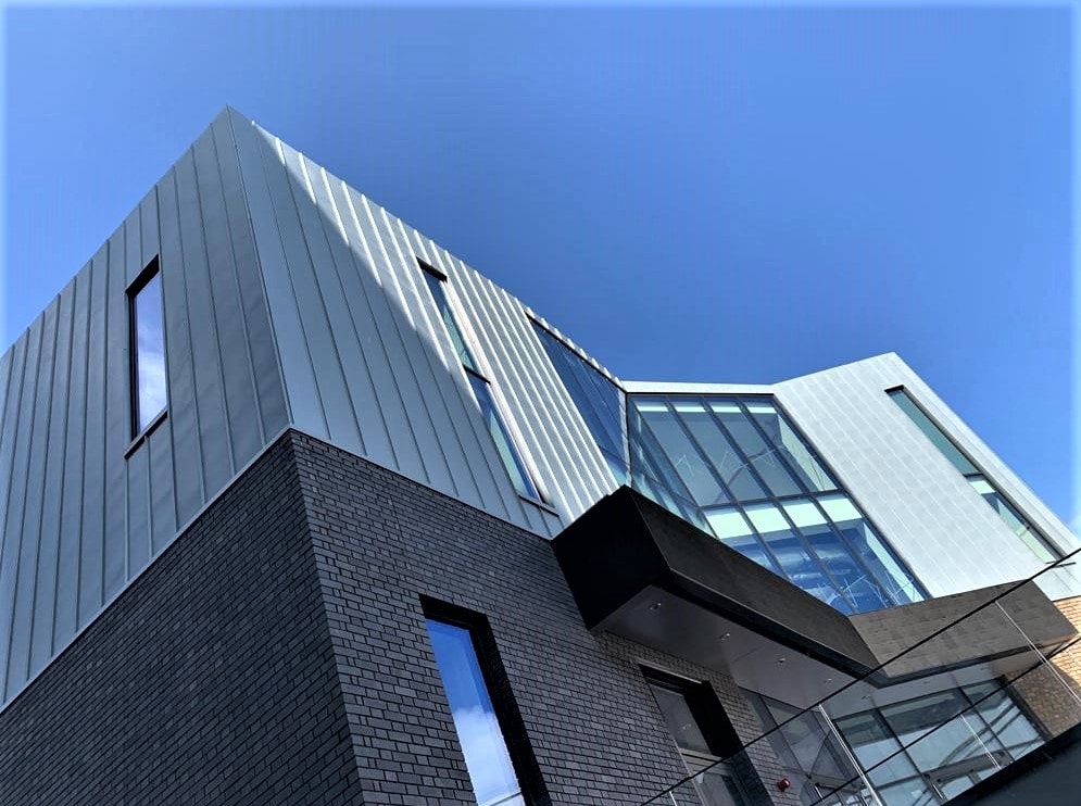 Flashback Friday...it's a good one! 
(No, we will never stop showing you this project!) The Tottenham Hotspurs Ticket Office, with Bronze alternate seamed cladding and Rheinzink Blue Grey. Absolutely stunning 👏
Have a good weekend everyone! 
•
#Architecture #Roofing #Cladding