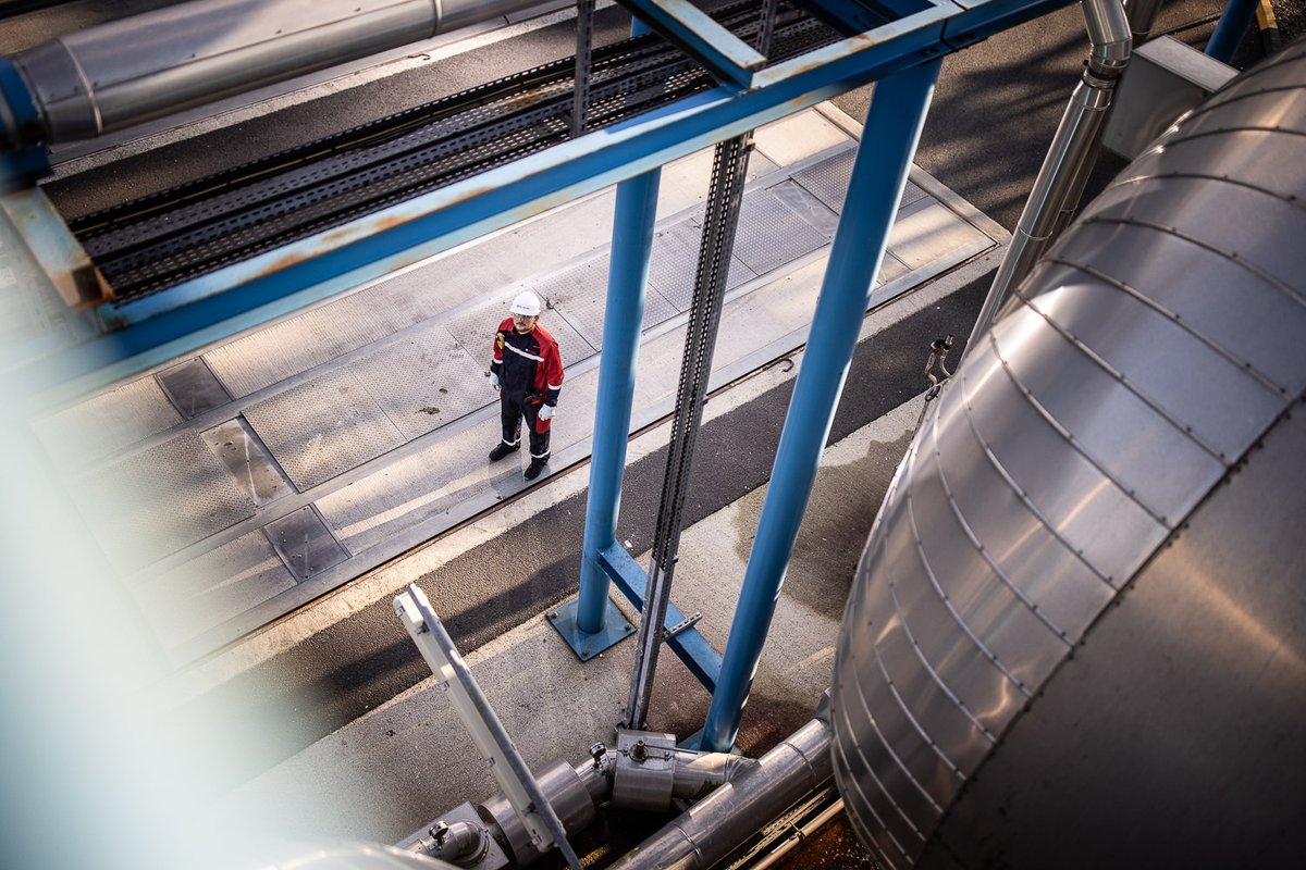 Let's go to Port-Jérôme, in Normandy, France🇫🇷. On this site, #AirLiquide produces low carbon #hydrogen thanks to Cryocap™, a unique technology in the world which makes it possible to capture up to 9⃣0⃣% of CO2! Look. 👇 airliquide.com/magazine/indus…