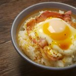 ぱぱっと作れて朝ごはんに丁度良さそう!簡単すぎるベーコンエッグ丼の作り方!