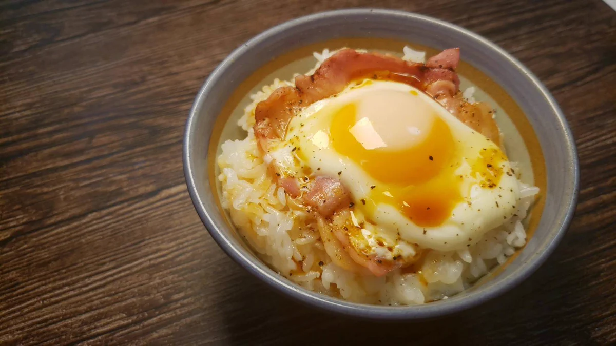 ぱぱっと作れて朝ごはんに丁度良さそう！簡単すぎるベーコンエッグ丼の作り方！