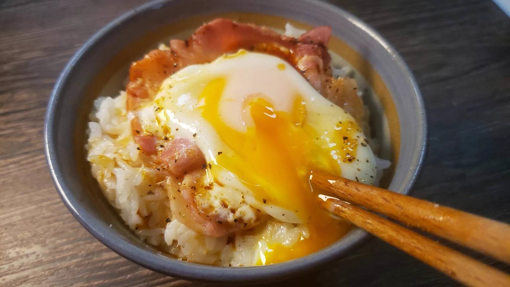 ぱぱっと作れて朝ごはんに丁度良さそう！簡単すぎるベーコンエッグ丼の作り方！