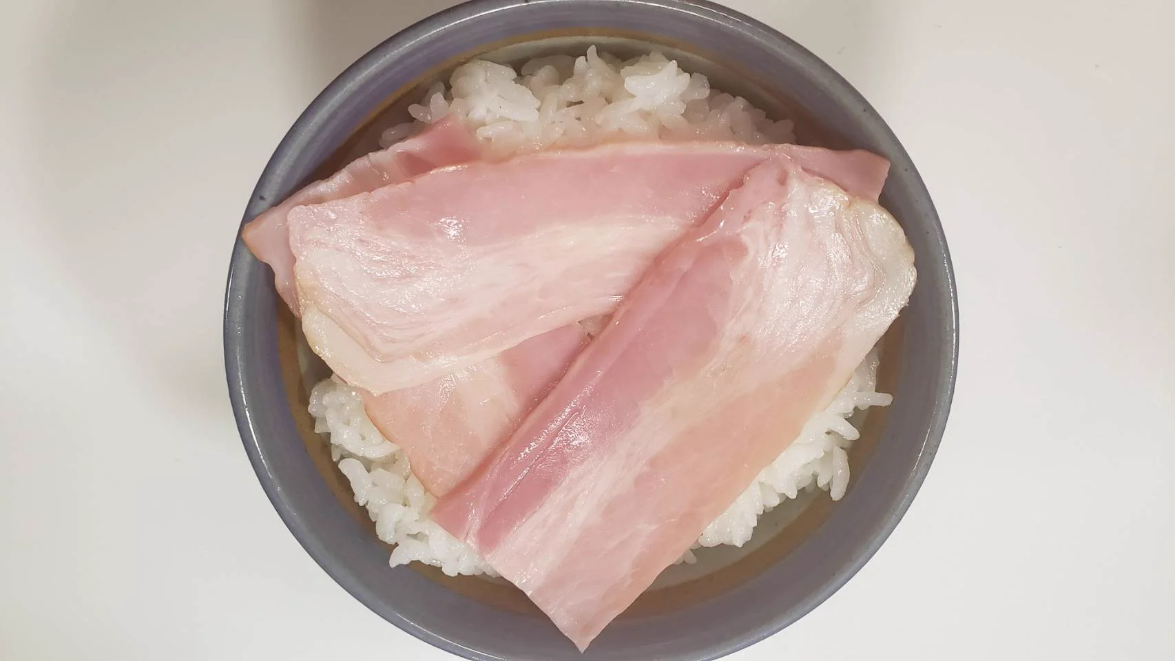 ぱぱっと作れて朝ごはんに丁度良さそう！簡単すぎるベーコンエッグ丼の作り方！