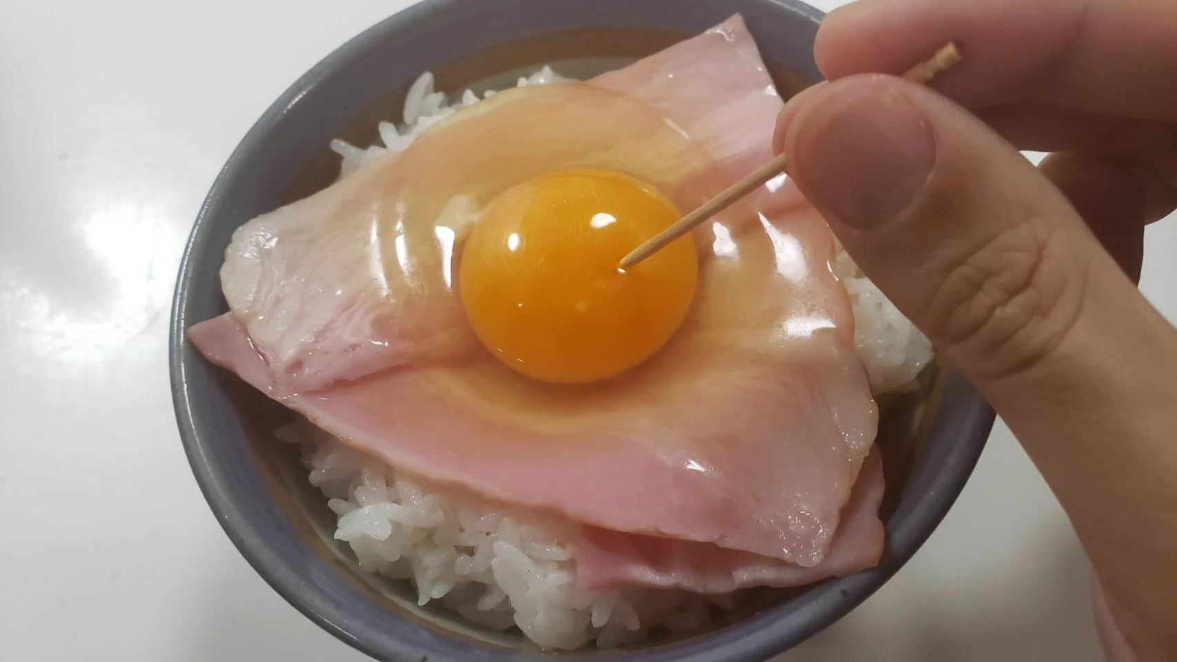 ぱぱっと作れて朝ごはんに丁度良さそう！簡単すぎるベーコンエッグ丼の作り方！