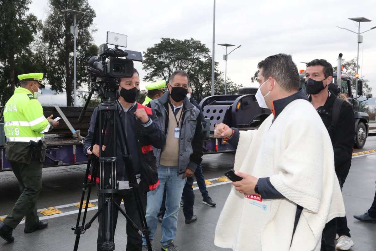 Madrugando a trabajar, ya estamos en los peajes junto a los pequeños productores de papa acompañándolos a vender su producto.

Si nos ve, no olvide comprarnos la papita. 👨🏽‍🌾🥔👩🏽‍🌾

 #BuenaPapa #CundinamarcaEsBuenaPapa