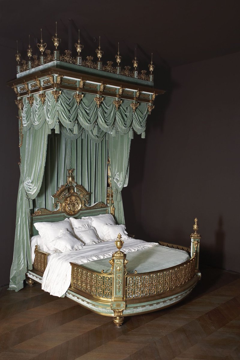 This is the bed of the legendary courtesan Émilie-Louise Delabigne (1848-1910). The writer Emile Zola wrote about it in his novel, Nana. ‘A bed such as has never existed, a throne, an altar where Paris came to admire her sovereign nudity’.Thread!