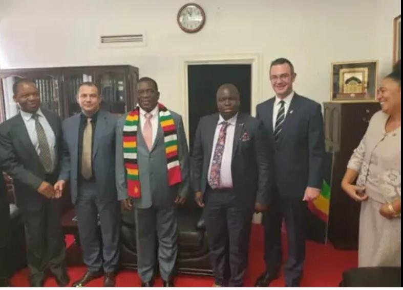 His name is Delish Nguwaya, the man currently charged of corruption involving the Covid funds. He came in Court 20 at Rotten Row yesterday where Hopewell Chin'ono was waiting for the delivery of his bail ruling taunting him, that he can not insult him and get away with it.