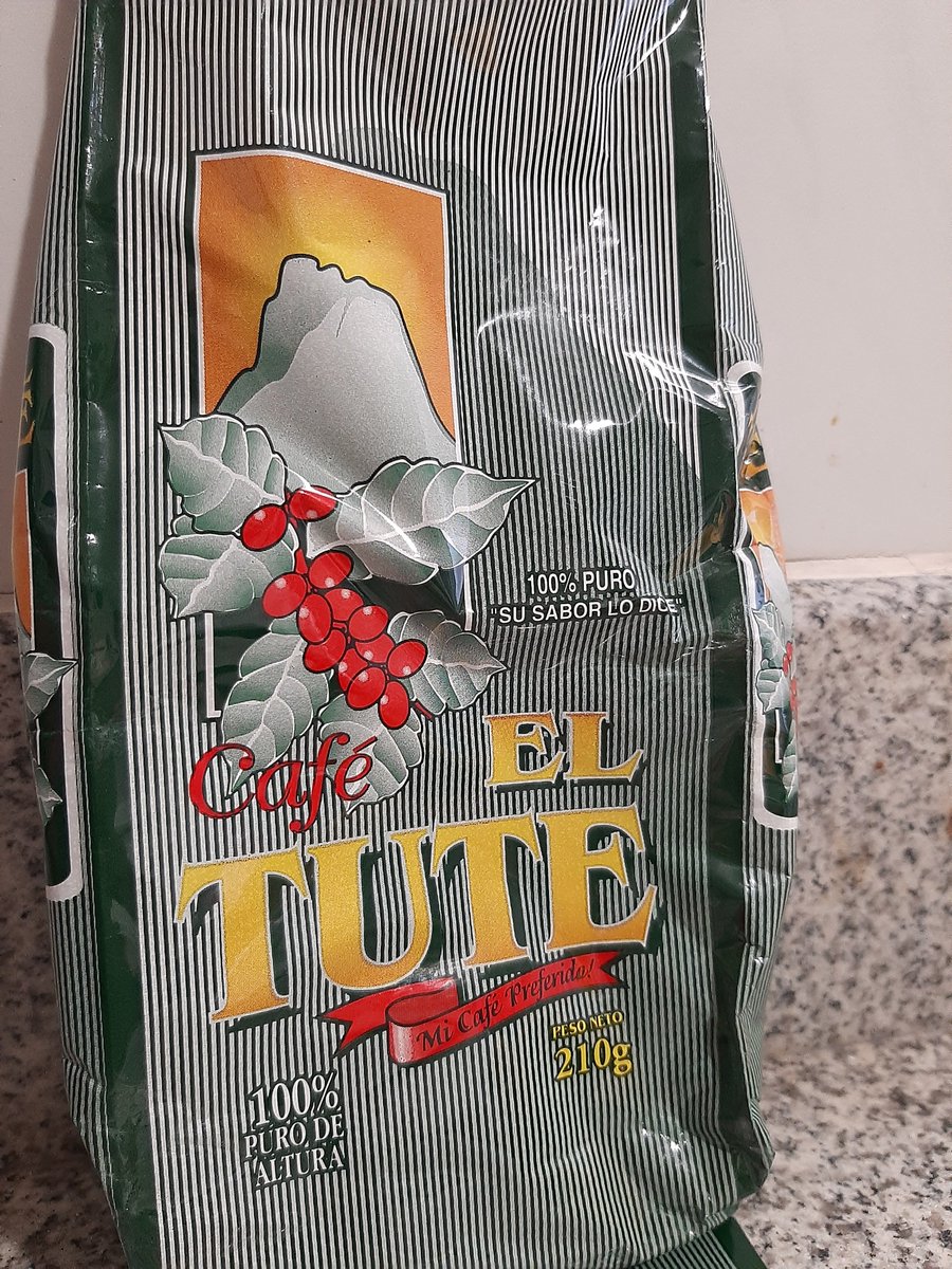 Danitzah's tweet photo. Y llegó #ElTute acompañado de limones. Gracias @gloriamelania @rickybala507 por el delivery. https://t.co/fCpmKOGzgA