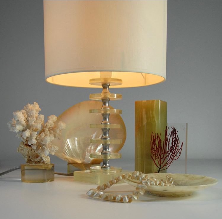 13. LUBIĘ RZECZYJest to internetowy salon wyposażenia wnętrz w stylu vintage. Znajdziecie tam oryginalne przedmioty z lat 50. lub 60. To także sklep dla osób z większym budżetem.strona internetowa:  http://lubierzeczy.pl&nbsp;