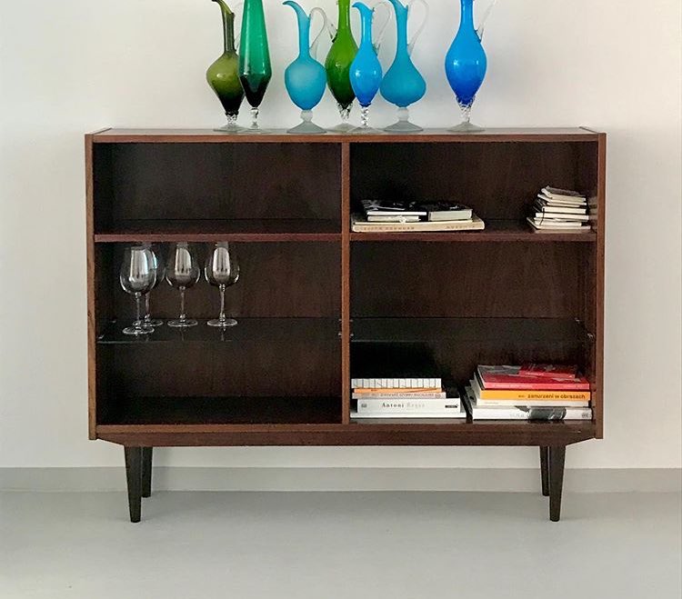 13. LUBIĘ RZECZYJest to internetowy salon wyposażenia wnętrz w stylu vintage. Znajdziecie tam oryginalne przedmioty z lat 50. lub 60. To także sklep dla osób z większym budżetem.strona internetowa:  http://lubierzeczy.pl&nbsp;