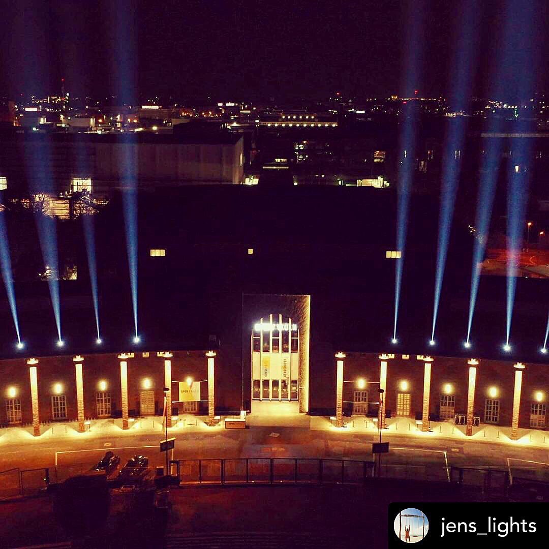 Robelighting's tweet photo. We leave you this week with that #FridayFeeling from Cologne, Germany, with #lightingdesigner Jens Hillenkotter & a rig of @Robelighting #iPointe luminaires atop the Oper Köln.
#robelighting #robeintherig #jenslights #lightingdesign #lightingtech #techlife https://t.co/YjYjeiHRbq