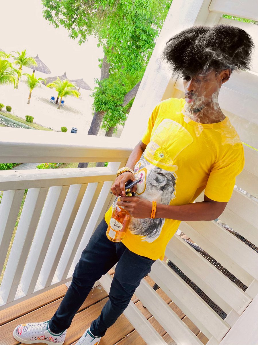 sanchez_mrclean's tweet image. So what u do? I went to have a little fun 🤩 like a Boss do🧊.... #dripset 💛🖤🦅 #golce_gabana #amari #supreme