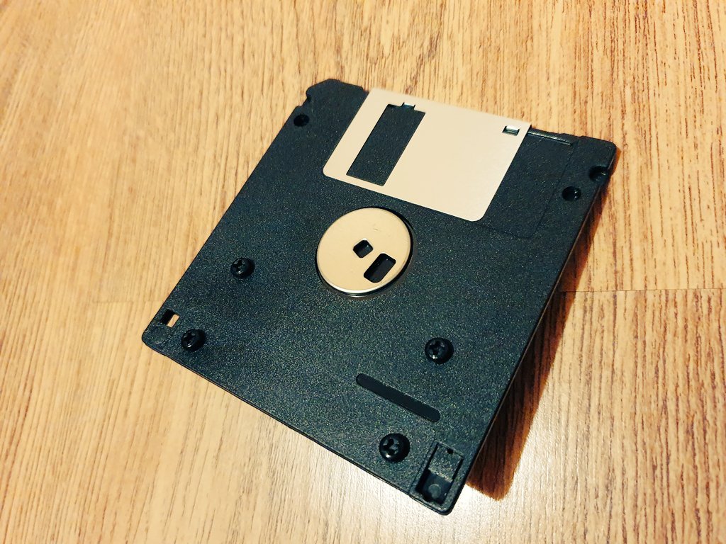 The_Mikey_D's tweet photo. Custom Floppy Disk base for a @Raspberry_Pi - really simple and looks really nice. Gonna start mounting more boards like @arduino also on old floppy disks from now on. #314Reactor #RaspberryPi #oldskool https://t.co/G6DKdM0gPJ