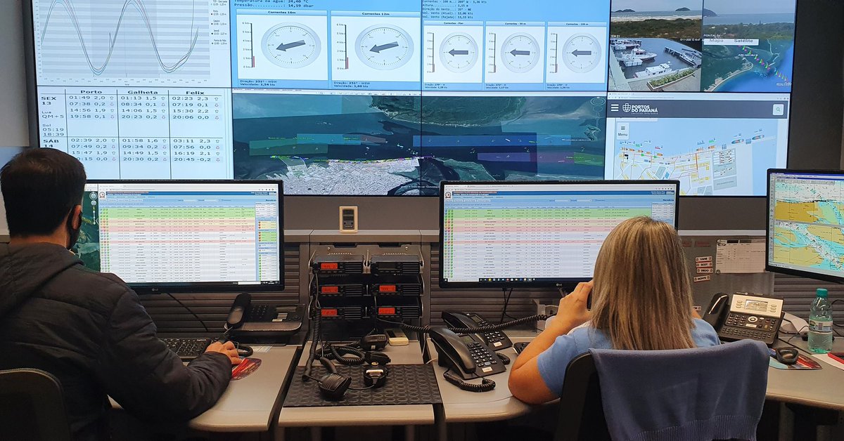 praticagemdobr's tweet photo. Nova sala de controle da Praticagem de Paranaguá, onde operadores bilíngues recebem as solicitações de atendimento dos navios, monitoram o tráfego, as condições ambientais e dão todo o apoio ao trabalho do prático em prol de operações seguras e eficientes.
#Praticagem #ZP17 https://t.co/jEfVReZXfO