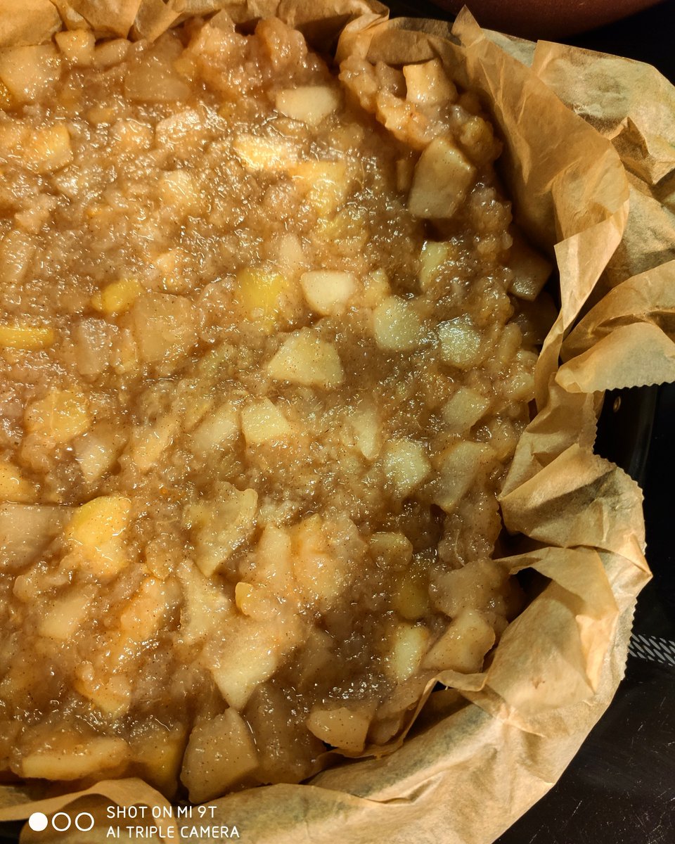 Aggie__'s tweet photo. Apple pie with vanilla dough in the making. ❤️🔥 https://t.co/DWoBeWvYG8