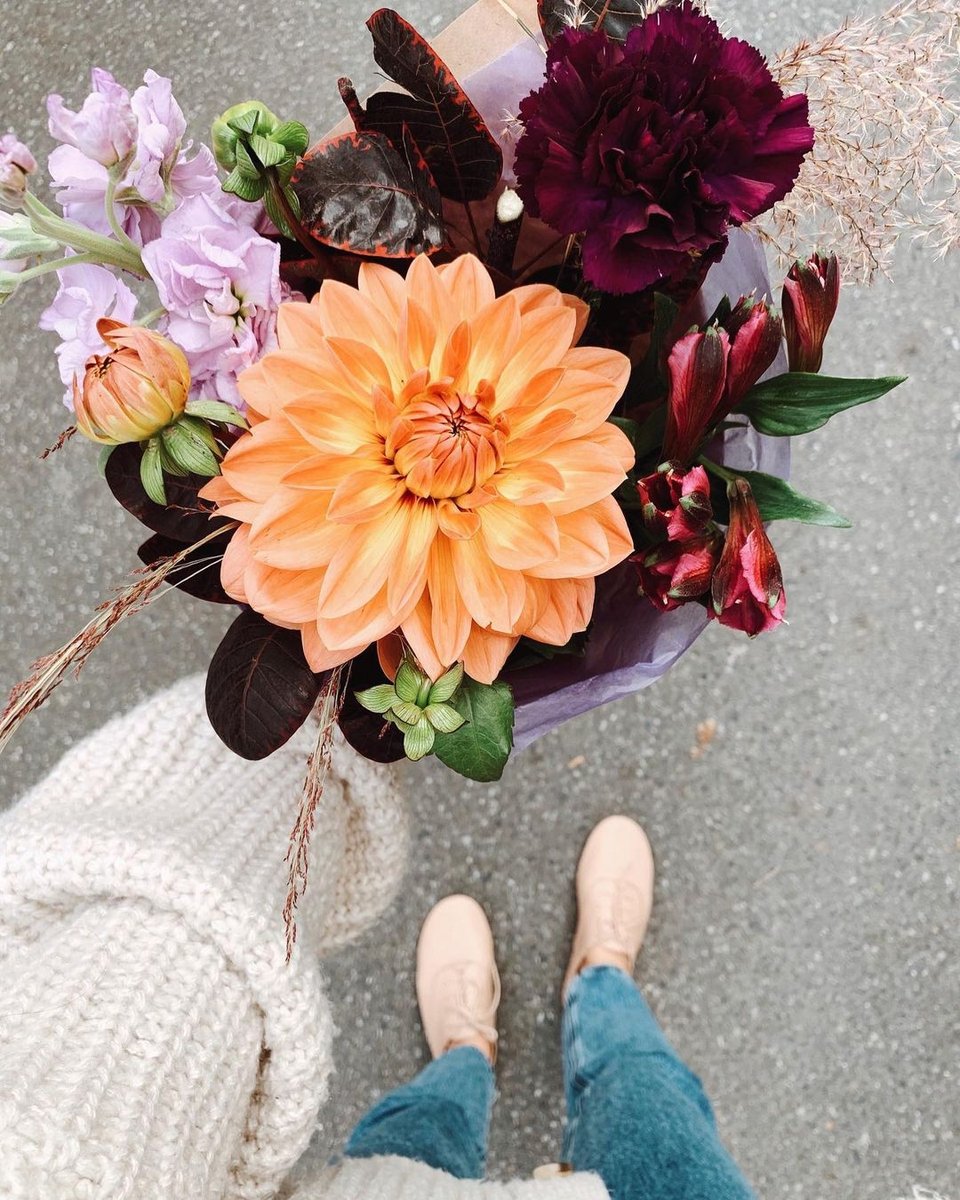 Happy Friday!! 💐💗 We love these blooms, captured by <a href="/gabrielleassaf/">Gabrielle Assaf</a> using the Everyday filter from our Basics pack, and Hot Toddy from the free Style pack! ✨ #AColorStory