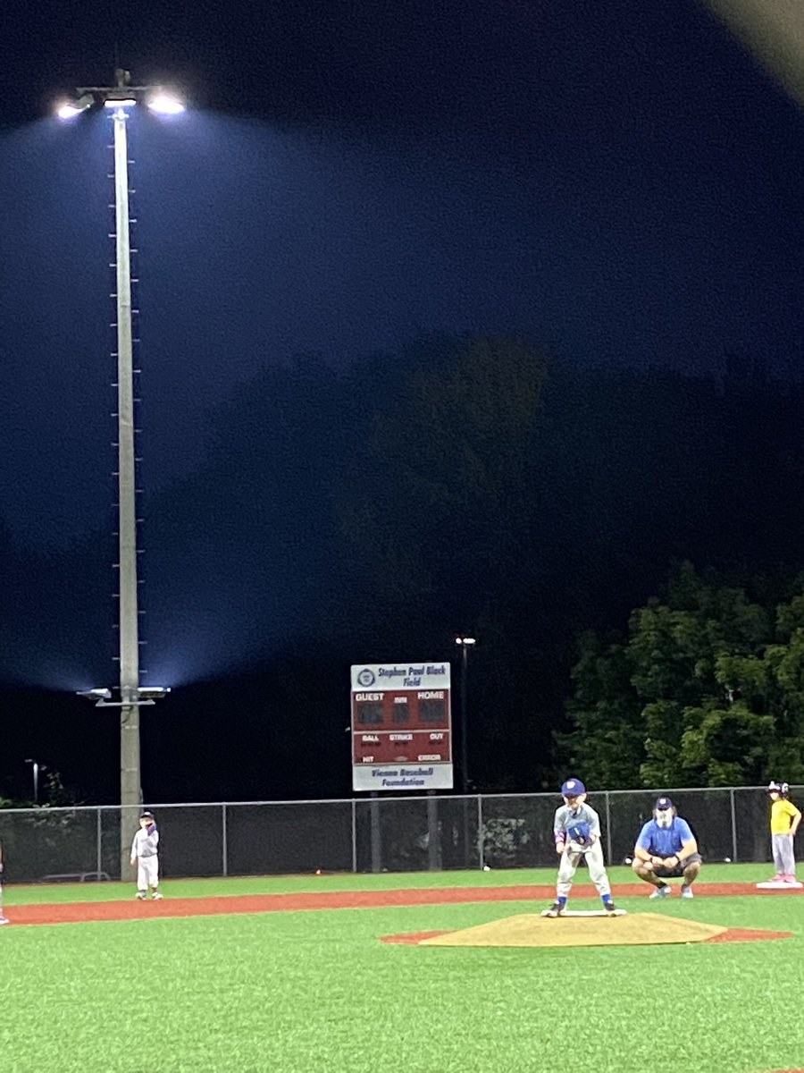 cslancman's tweet photo. @MakersMark  #MakeItRemarkable in Vienna, VA. We 💜 our town. So much community spirit. @Vienna_Inn raised funds to deliver meals to the hospital, T ball under the lights on a Saturday night. This town comes together to support small businesses and families. @TownofViennaVA https://t.co/xp8FQalv2y