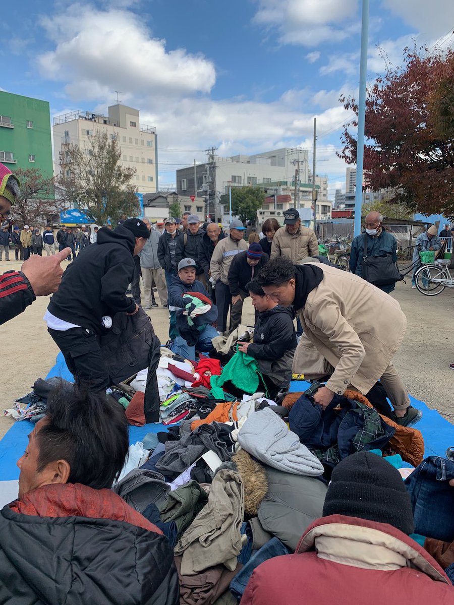 REGULATOR_WEB's tweet image. #GiveJeansaChance
VOLCOM STORE &amp;amp; REGULATORにて衣料品寄付を受付中、西日本で寄付された衣料品は #REGCREW が大阪 西成 #釜ヶ崎 #あいりん地区 にてホームレス、日雇い労働者へ直接寄付を行います。小さなポジティブを沢山集めよう、パンツだけでなくジャケットやTEEでも構いません、是非週末に！