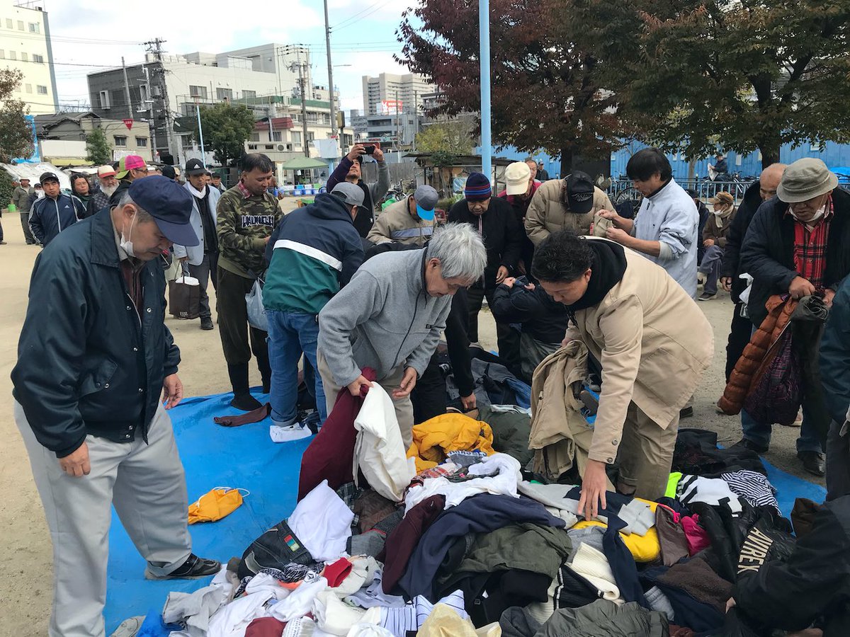 REGULATOR_WEB's tweet image. #GiveJeansaChance
VOLCOM STORE &amp;amp; REGULATORにて衣料品寄付を受付中、西日本で寄付された衣料品は #REGCREW が大阪 西成 #釜ヶ崎 #あいりん地区 にてホームレス、日雇い労働者へ直接寄付を行います。小さなポジティブを沢山集めよう、パンツだけでなくジャケットやTEEでも構いません、是非週末に！