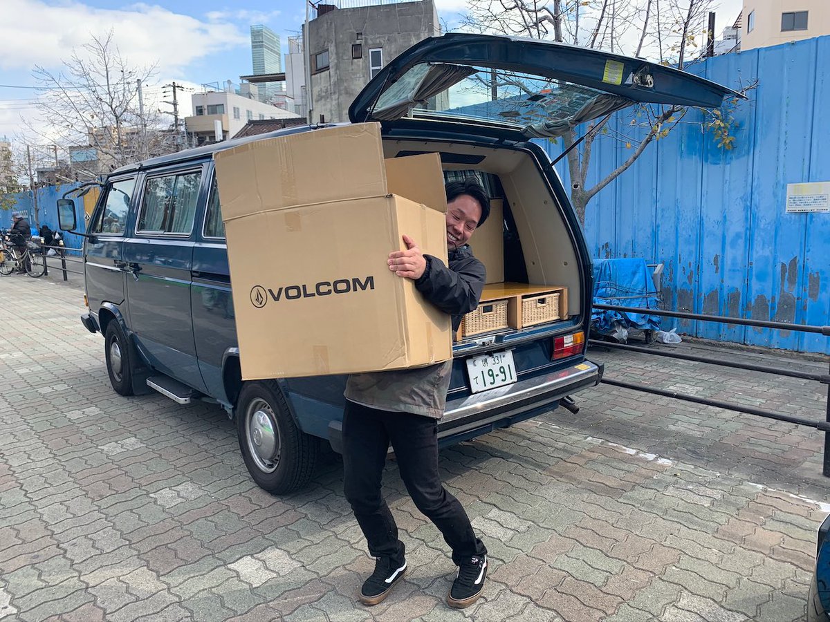 REGULATOR_WEB's tweet image. #GiveJeansaChance
VOLCOM STORE &amp;amp; REGULATORにて衣料品寄付を受付中、西日本で寄付された衣料品は #REGCREW が大阪 西成 #釜ヶ崎 #あいりん地区 にてホームレス、日雇い労働者へ直接寄付を行います。小さなポジティブを沢山集めよう、パンツだけでなくジャケットやTEEでも構いません、是非週末に！