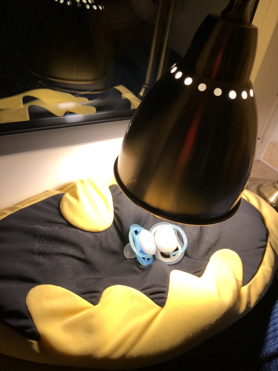 AVHellraiser's tweet photo. Das Kind hat #Schnuller die im Dunklen leuchten. Nun hat es eine Leuchtschnulleadestation ๐๐
#patchworkdad #plusdad #parentinglife https://t.co/Vz6NsLGXB1