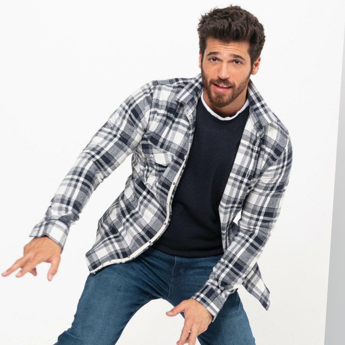 aydan_m_'s tweet photo. 📌 #CanYaman : Çalışmıyorsam eğleniyorumdur, deşarj oluyorumdur, kafamı dağıtıyorumdur, enerji topluyorumdur. Güzel sohbeti, kahkahayı, arkadaşlarımla, ailemle muhabbeti seviyorum. Çok gözlem yapan bir yapım var. Kendimi bu şekilde besliyorum. https://t.co/ILXrwERHVv