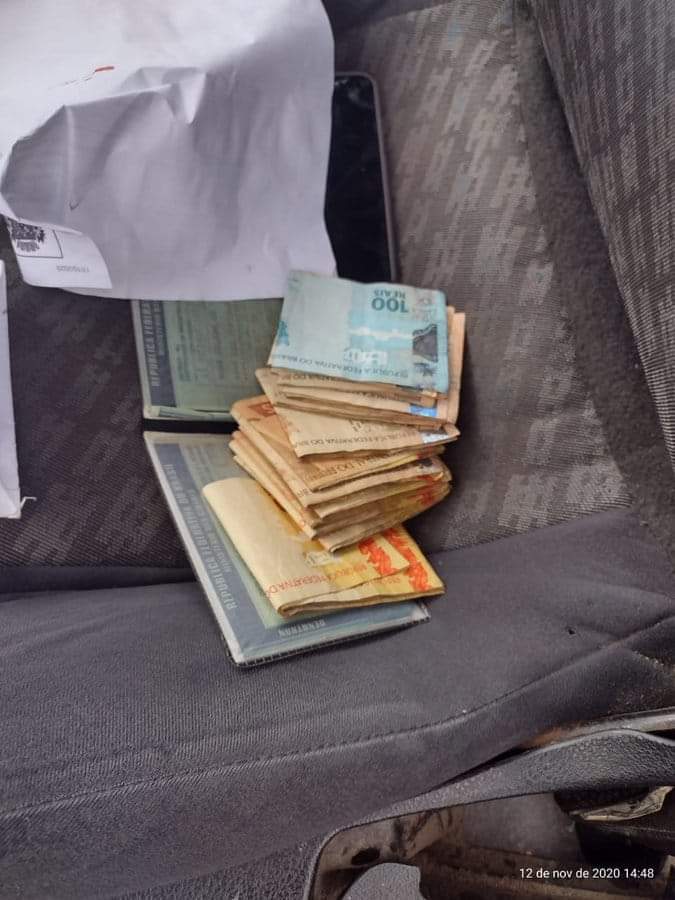 reacao_acao's tweet photo. Dois #Milicianos foram presos pela equipe do Setor de Inteligência do #24BPM no bairro Coroa Grande, em Itaguaí. A prisão ocorreu nesta quinta, após denúncia de extorsão a comerciantes. Um carro e R$1.533,00 foram apreendidos na ação. Fato registrado na #50DP https://t.co/rBblBz4QM0