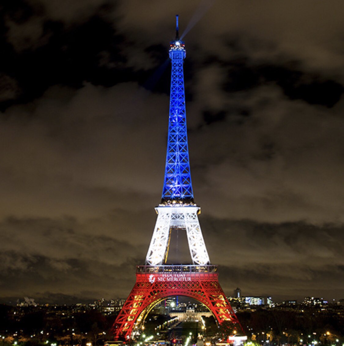 N’oublions jamais 🙏🇫🇷 #13Novembre2015 #FluctuatNecMergitur