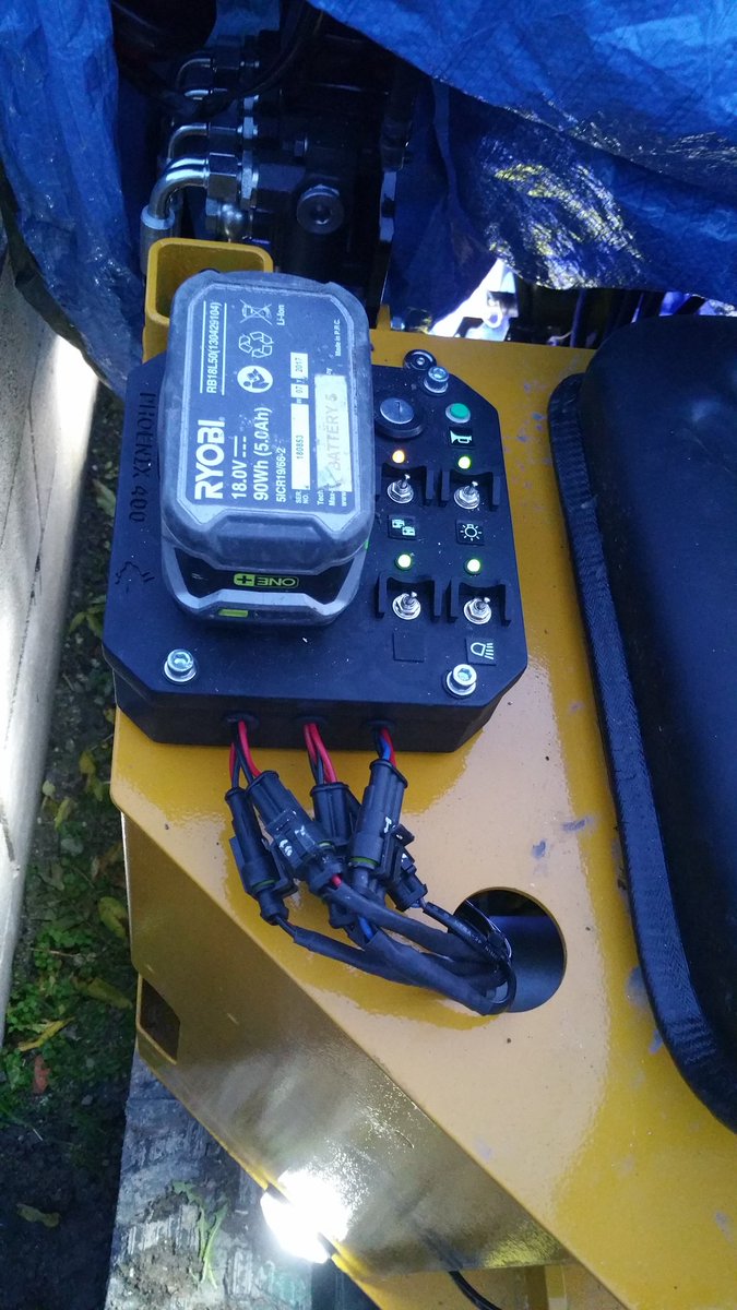 nell_inc's tweet photo. Micro pelle jour 0340.
Phase 1 de la pelle finie. Après 2h de travail, aucun souci, tout fonctionne du premier coup.
J'ai rajouté un limiteur de debit pour ralentir la descente du bras et de l'électricité pour la lumière, le tout alimenté par une batterie. :)
#HHO #PH400 https://t.co/MaLk9AuLlt