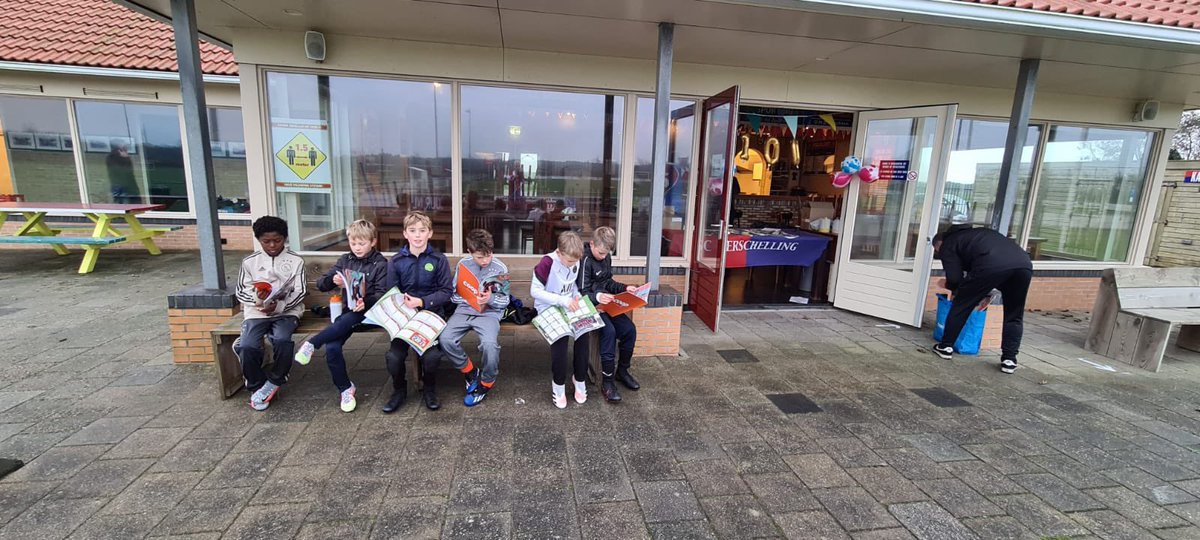 💯

Nadat het bestuur geproost had kwamen de eerste kinderen het SC Terschelling Panini boek ophalen! Toch nog een klein beetje feest rondom het 100-jarig  bestaan van onze mooie club!