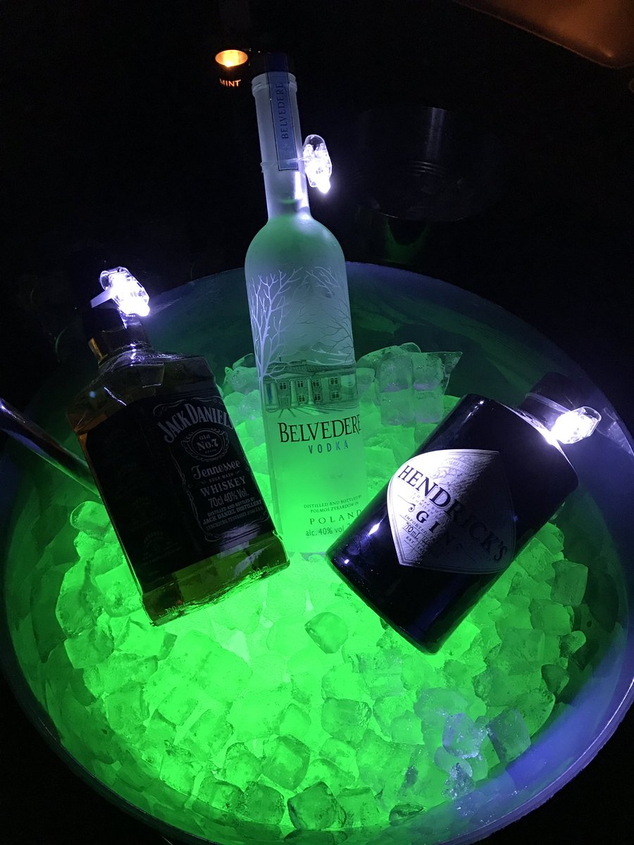 hluecke's tweet photo. Heute vor vier Jahren mit @HaseDer, @danilkazzz, @Upps_Junge,  @swag_tab, @roccetry und anderen Techies den #MintClub in #Shanghai gerockt. Bis heute unvergessen, bis heute einer der besten Presse-Trips, die ich mitmachen durfte. #Huawei #backin2016 #thankful #NeverForget https://t.co/H7SLyvljLn