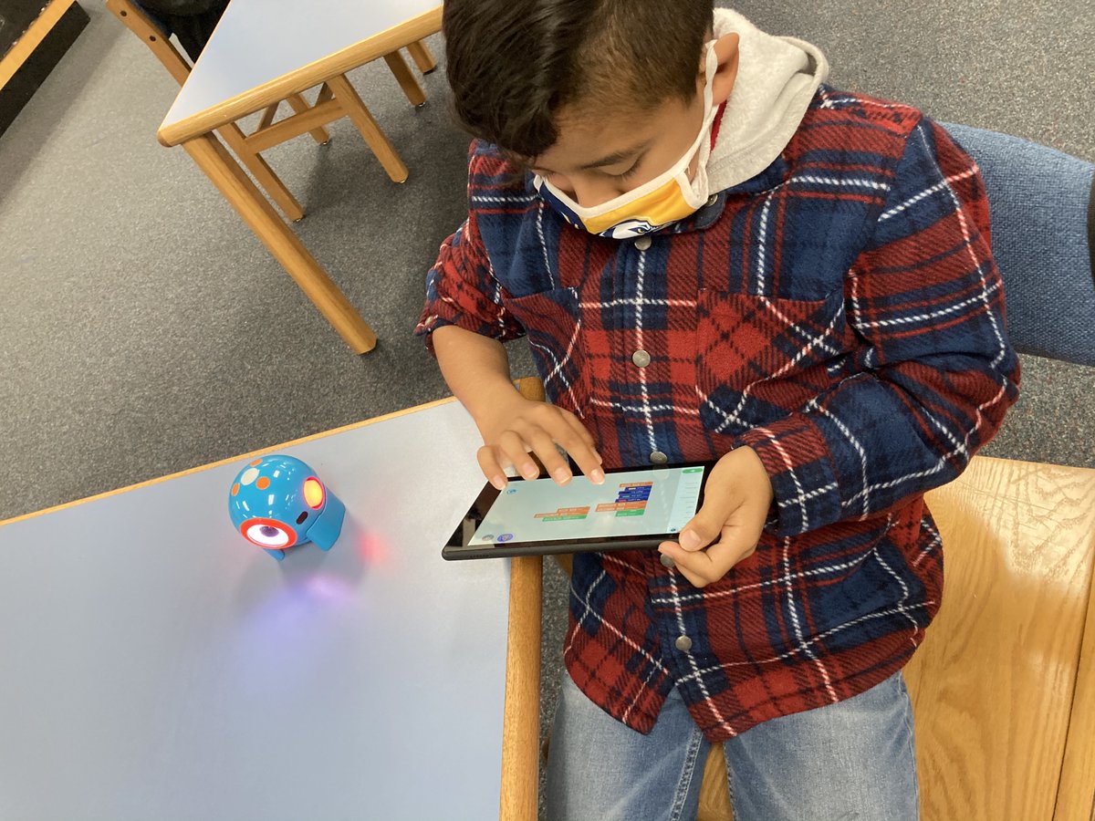 fssdfismedia's tweet photo. Students are growing their brains with computational thinking in the library today! @WonderWorkshop's Dot helped students utilize algorithms to create new code! #FSSDcodes #computationalthinking #CS4TN #learncode #teachcode @MarieTeaches https://t.co/I8Jmpgaosy