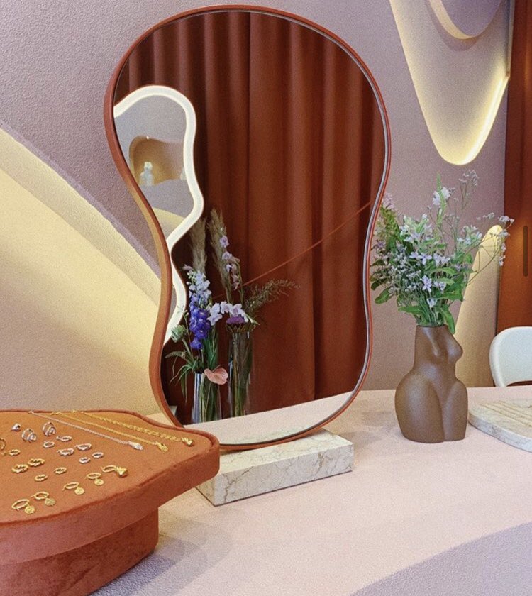 1. KOPISuper sklep z minimalistyczną, w większości złotą biżuterią. Znajdziecie tu każdy rodzaj biżuterii, ale także dodatki do domu, takie jak sojowe świece lub ozdobne wazony. Ceny wahają się od 150-500zł strona internetowa:  https://kopi.com.pl/&nbsp;