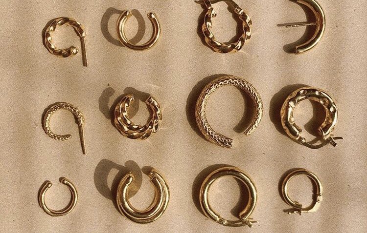 1. KOPISuper sklep z minimalistyczną, w większości złotą biżuterią. Znajdziecie tu każdy rodzaj biżuterii, ale także dodatki do domu, takie jak sojowe świece lub ozdobne wazony. Ceny wahają się od 150-500zł strona internetowa:  https://kopi.com.pl/&nbsp;