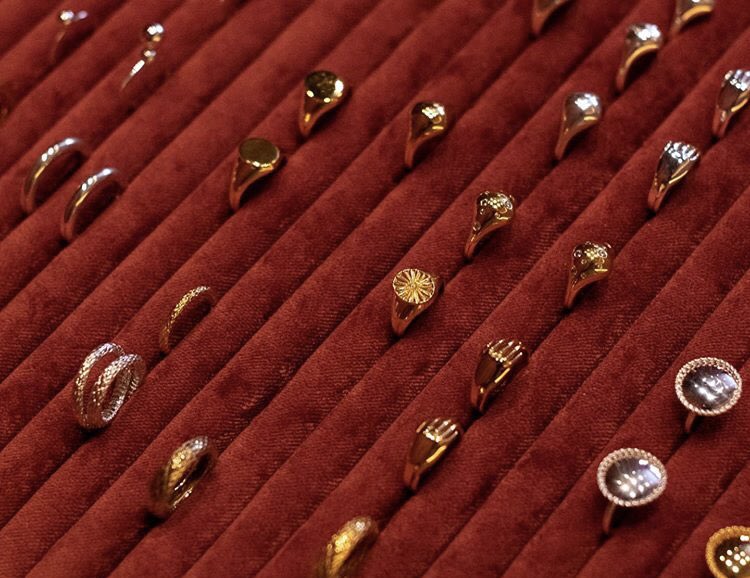 1. KOPISuper sklep z minimalistyczną, w większości złotą biżuterią. Znajdziecie tu każdy rodzaj biżuterii, ale także dodatki do domu, takie jak sojowe świece lub ozdobne wazony. Ceny wahają się od 150-500zł strona internetowa:  https://kopi.com.pl/&nbsp;