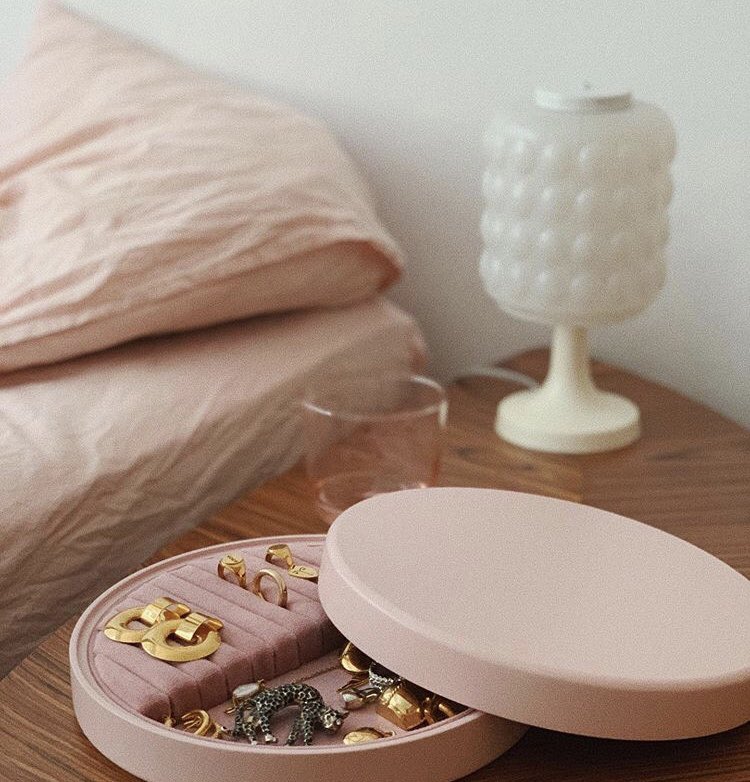 1. KOPISuper sklep z minimalistyczną, w większości złotą biżuterią. Znajdziecie tu każdy rodzaj biżuterii, ale także dodatki do domu, takie jak sojowe świece lub ozdobne wazony. Ceny wahają się od 150-500zł strona internetowa:  https://kopi.com.pl/&nbsp;