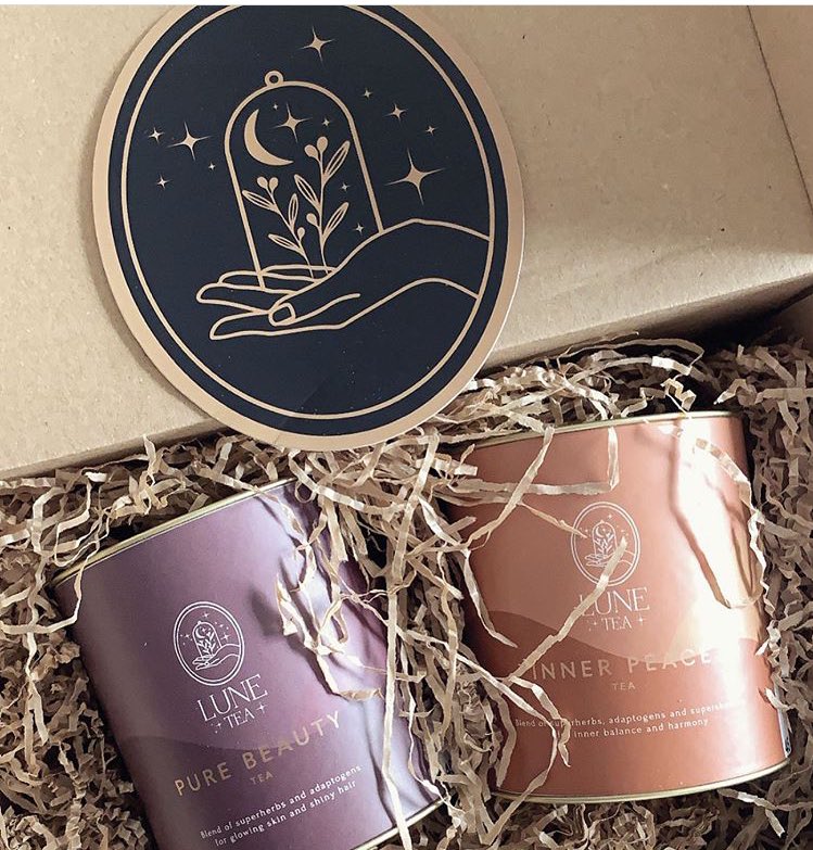 3. LUNE TEASklep z mieszankami herbat z dodatkiem adaptogenów. Firma działa zgodnie z filozofią zero waste. Wszystkie mieszanki są w 100% naturalne. Na stronie jest kilka zestawów, które idealnie nadadzą się na prezent. Ceny wahają się od 39zł-180zł.  http://lunetea.pl&nbsp;