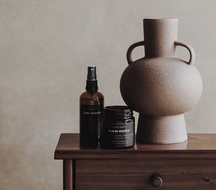 2. HYGGE NIGHTS STORENaturalne, umilające zasypianie mgiełki do poduszki oraz nastrojowe świece sojowe. Dla miłośników slow life & filozofii hygge w sam raz. Wszystkie produkty w ich sklepie kosztują 49 zł.strona internetowa:  http://hyggenights.com&nbsp;