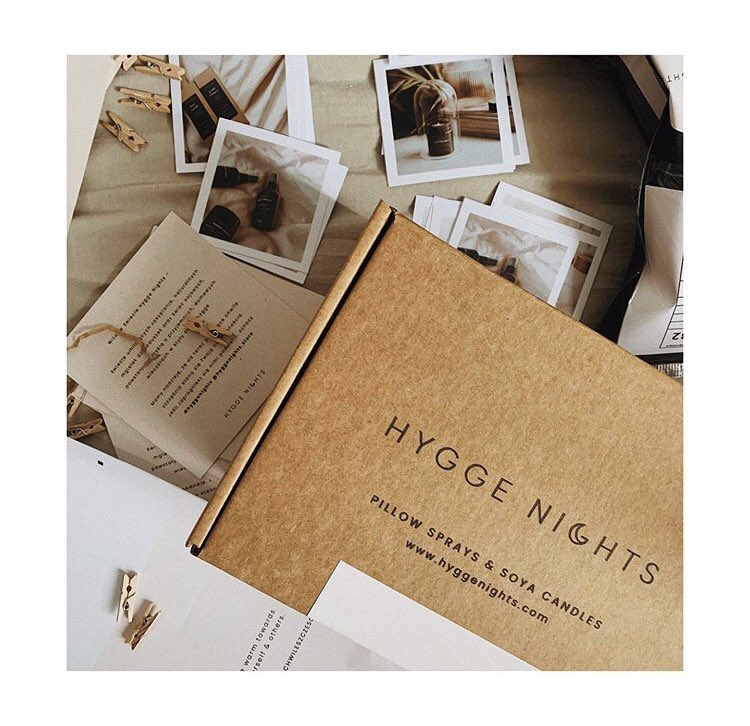 2. HYGGE NIGHTS STORENaturalne, umilające zasypianie mgiełki do poduszki oraz nastrojowe świece sojowe. Dla miłośników slow life & filozofii hygge w sam raz. Wszystkie produkty w ich sklepie kosztują 49 zł.strona internetowa:  http://hyggenights.com&nbsp;