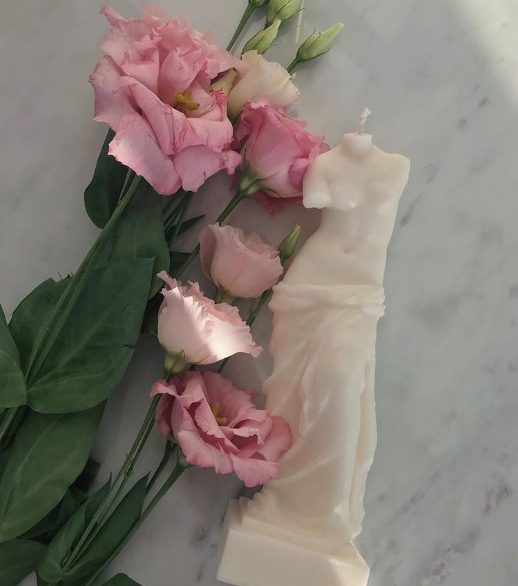 4. LORO CANDLESLoro Candles to marka zrodzona z miłości do sztuki i wysokiej jakości materiałów. Oferują świece ze 100% wegańskiego wosku sojowego. Ich świece wyróżniają się tym, że przypominają antyczne rzeźby. Ceny wahają się od 59zł-109zł. http://lorocandles.com&nbsp;