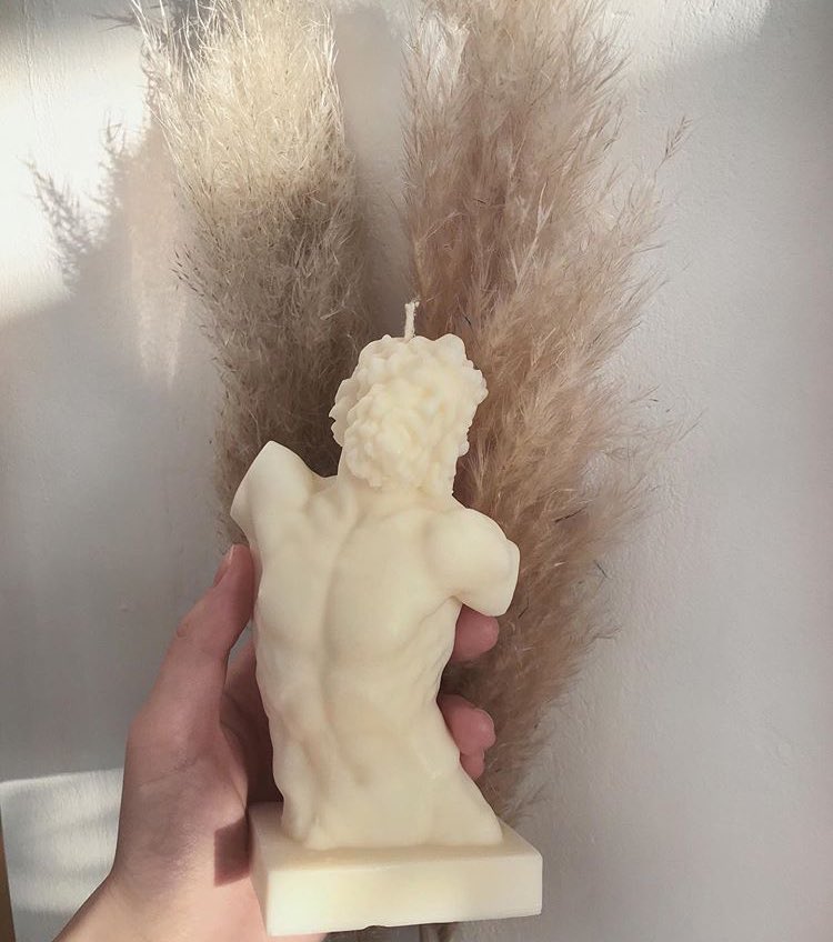 4. LORO CANDLESLoro Candles to marka zrodzona z miłości do sztuki i wysokiej jakości materiałów. Oferują świece ze 100% wegańskiego wosku sojowego. Ich świece wyróżniają się tym, że przypominają antyczne rzeźby. Ceny wahają się od 59zł-109zł. http://lorocandles.com&nbsp;